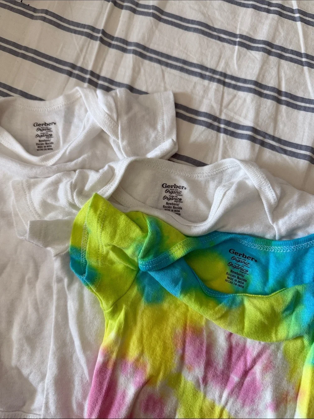 3 Gerber NB Onesies - Tie-Dye Short Sleeve & Solid white